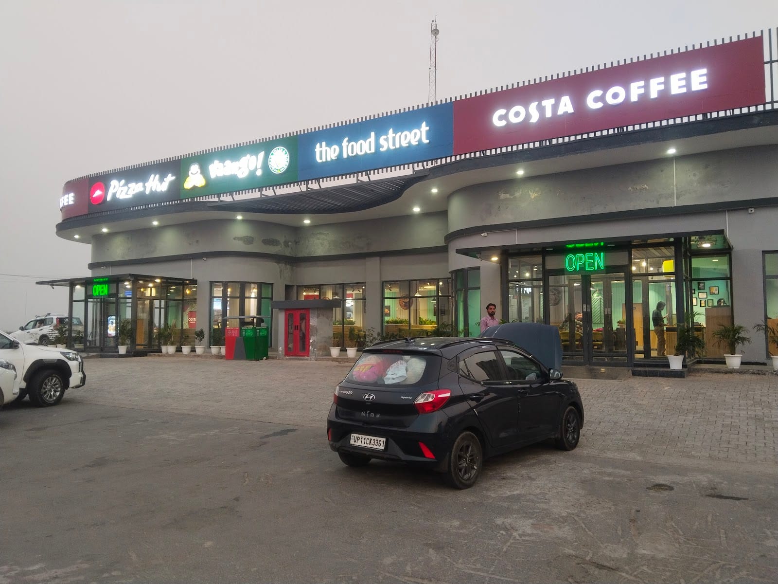 The Food Street Court Delhi - Mumbai Expy