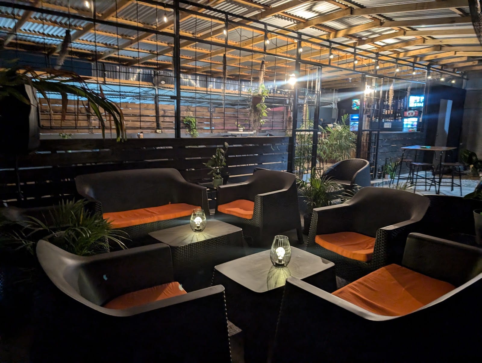 La Cribb Bar & Lounge
